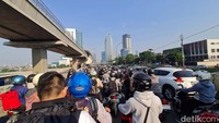 Para pengendara hanya bisa pasrah saat lalu tidak bergerak sama sekali. 