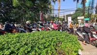 Sejumlah pemotor masuk ke trotoar untuk menghindari kemacetan. 