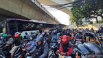 Potret Pengendara Terjebak Kemacetan Parah di Gatot Subroto