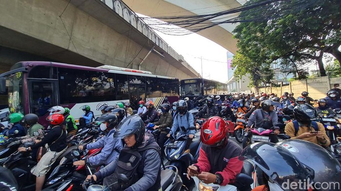 Potret Pengendara Terjebak Kemacetan Parah di Gatot Subroto Kemcetan para terjadi di Jalan Gatot Subroto, Jakarta, Rabu (6/9/2023). Kemacetan ini karena adanya penutupan jalan terkait dengan penyelenggaraan KTT ASEAN.