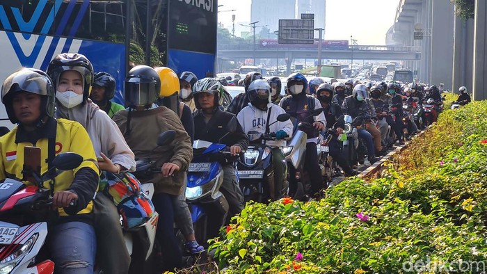 Potret Pengendara Terjebak Kemacetan Parah di Gatot Subroto Kemcetan para terjadi di Jalan Gatot Subroto, Jakarta, Rabu (6/9/2023). Kemacetan ini karena adanya penutupan jalan terkait dengan penyelenggaraan KTT ASEAN.
