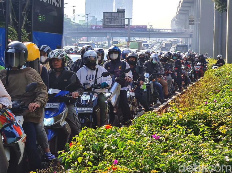 Potret Pengendara Terjebak Kemacetan Parah di Gatot Subroto