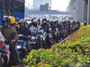 Cerita Ojol hingga Pengguna TransJ Terjebak Macet Parah di Jalan Gatsu