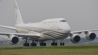 Pesawat yang membawa Sultan Brunei Darussalam Hassanal Bolkiah terlihat di Terminal VVIP Bandara Soekarno Hatta, Banten, Senin (4/9/2023).