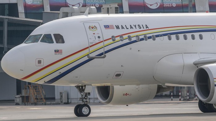 Potret Pesawat Kepala Negara ASEAN di Terminal VVIP Soekarno Hatta Pesawat yang membawa Perdana Menteri Malaysia Anwar Ibrahim tiba di Terminal VVIP Bandara Soekarno Hatta, Banten, Senin (4/9/2023). ANTARA FOTO/Media Center KTT ASEAN 2023/Raisan Al Farisi/aww.