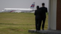 Pesawat yang membawa Perdana Menteri Kamboja Hun Manet terlihat di Terminal VVIP Bandara Soekarno Hatta, Banten, Senin (4/9/2023).