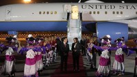 Wakil Presiden Amerika Serikat Kamala Harris keluar dari pesawat setibanya di Bandara Soekarno-Hatta, Tangerang, Banten, Selasa (5/9/2023).