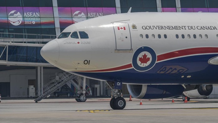 Potret Pesawat Kepala Negara ASEAN di Terminal VVIP Soekarno Hatta Pesawat yang membawa Perdana Menteri Kanada Justin Trudeau tiba di Terminal VVIP Bandara Soekarno Hatta, Banten, Selasa (5/9/2023). ANTARA FOTO/Media Center KTT ASEAN 2023/Raisan Al Farisi/aww.