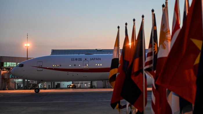 Pesawat yang membawa Perdana Menteri Jepang Fumio Kishida tiba di Terminal VVIP Bandara Soekarno Hatta, Banten, Selasa (5/9/2023). ANTARA FOTO/Media Center KTT ASEAN 2023/Raisan Al Farisi/aww.