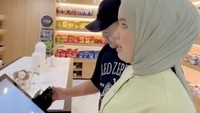 Putri Ariani menemani ayahnya yang membeli kopi Starbucks botolan. Pembayarannya juga canggih karena tinggal memproses kartu bank.