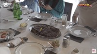 Mereka bersantap di Wolfgang yang ada di kawasan SCBD, Jakarta Selatan. Beragam menu enak disajikan, termasuk steak porterhouse.