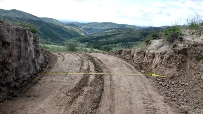 Potret Tembok Besar China yang Dijebol Warga buat Jalan Pintas View of a dirt road passing through a damaged section of the Great Wall of China, in Youyu County, Shuozhou City, Shanxi Province, China, in this still image released on August 31, 2023. Youyu County Public Security Bureau/Handout via REUTERS ATTENTION EDITORS - THIS IMAGE HAS BEEN SUPPLIED BY A THIRD PARTY. NO RESALES. NO ARCHIVES. MANDATORY CREDIT. TPX IMAGES OF THE DAY