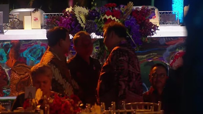 Prabowo ngobrol bareng Zulhas dan Airlangga jelang gala dinner KTT ASEAN (dok. YouTube Kominfo)