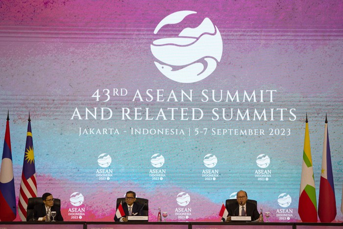 The Deputy Minister of State-owned Enterprises (BUMN) Rosan Perkasa Roeslani (right), the Vice Minister for Foreign Affairs Pahala Nugraha Mansury (center) and moderator Hartyo Harkomoyo give statements at the press conference regarding the ASEAN-Indo-Pacific Forum (AIPF) at the media center of the 43rd ASEAN Summit at JCC, Jakarta, Tuesday (5/9/2023). Media Center of ASEAN Summit 2023/Afriadi Hikmal/aww/ratih. *** Local Caption *** Wakil Menteri BUMN Rosan Perkasa Roeslani (kanan) bersama Wakil Menteri Luar Negeri Pahala Nugraha Mansury (tengah) dan Moderator Hartyo Harkomoyo menyampaikan penjelasan pada konferensi pers terkait ASEAN Indo-Pasific Forum di media center KTT ke-43 ASEAN di JCC, Jakarta, Selasa (5/9/2023). Media Center KTT ASEAN 2023/Afriadi Hikmal/aww.