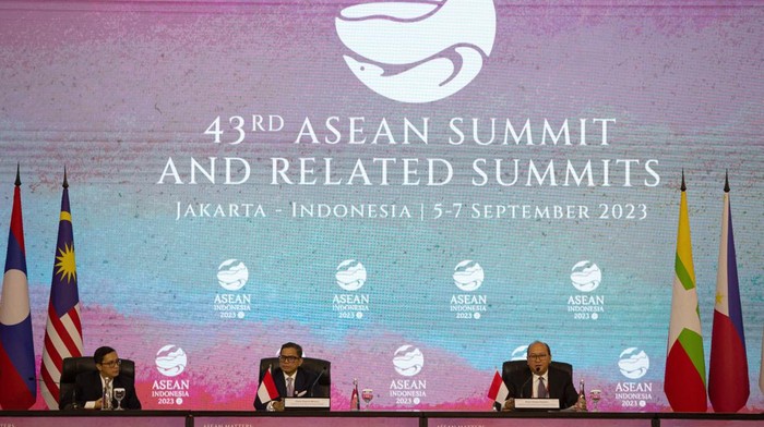 The Deputy Minister of State-owned Enterprises (BUMN) Rosan Perkasa Roeslani (right), the Vice Minister for Foreign Affairs Pahala Nugraha Mansury (center) and moderator Hartyo Harkomoyo give statements at the press conference regarding the ASEAN-Indo-Pacific Forum (AIPF) at the media center of the 43rd ASEAN Summit at JCC, Jakarta, Tuesday (5/9/2023). Media Center of ASEAN Summit 2023/Afriadi Hikmal/aww/ratih. *** Local Caption *** Wakil Menteri BUMN Rosan Perkasa Roeslani (kanan) bersama Wakil Menteri Luar Negeri Pahala Nugraha Mansury (tengah) dan Moderator Hartyo Harkomoyo menyampaikan penjelasan pada konferensi pers terkait ASEAN Indo-Pasific Forum di media center KTT ke-43 ASEAN di JCC, Jakarta, Selasa (5/9/2023). Media Center KTT ASEAN 2023/Afriadi Hikmal/aww.