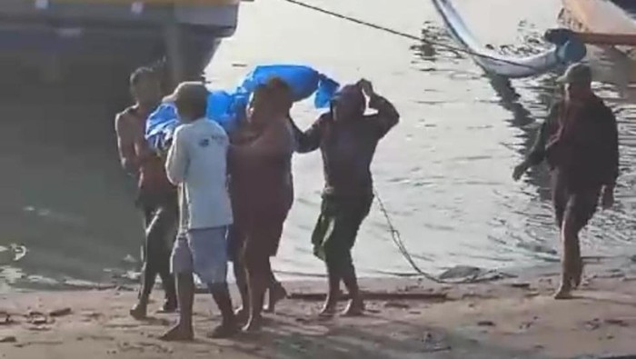 Proses evakuasi ABK kapal tenggelam di Pelawangan, Desa Grajagan, Kecamatan Purwoharjom Banyuwangi.