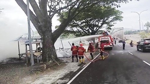 Proses pemadaman api saat kebakaran warung makan di pinggir Jalan Bypass Ida Bagus Mantra, Desa Tangkas, Klungkung, Bali, Rabu siang (6/9/2023). (Putu Krista/detikBali)