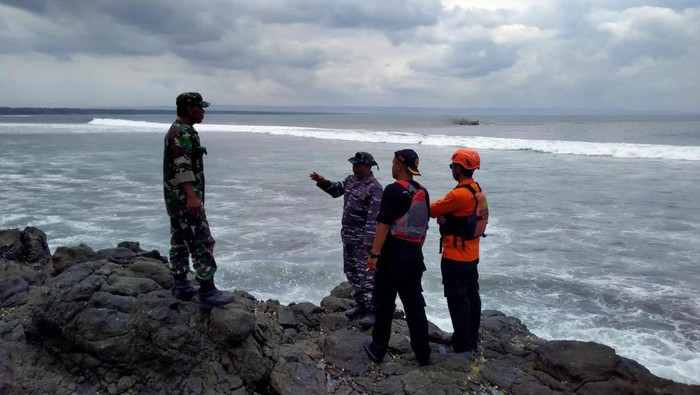 Proses pencarian awak kapal nelayan Banyuwangi yang tenggelam.