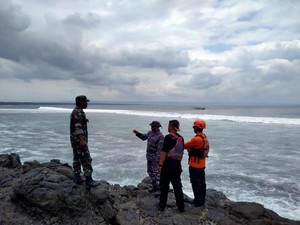 Tiga Awak Kapal Nelayan Banyuwangi yang Tenggelam Belum Ditemukan