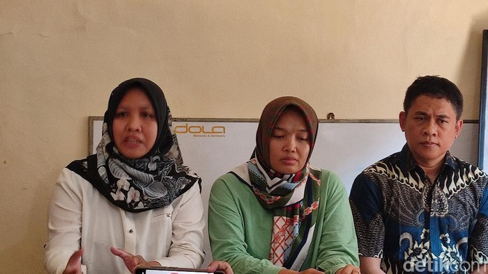 Psikolog UPTD PPA DP3A Kota Semarang Iis Amalia (baju putih) saat menyampaikan keterangan pers kepada awak media, Rabu (6/9/2023).