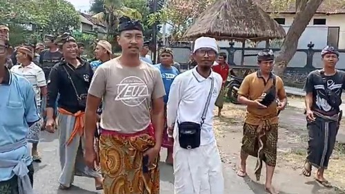 Puluhan warga pengempon atau pengurus Pura Batur menggeruduk Kantor Desa Negari, di Kecamatan Banjarangkan, Klungkung, Bali, Rabu (6/9/2023). (Foto: Putukrista/detikBali)