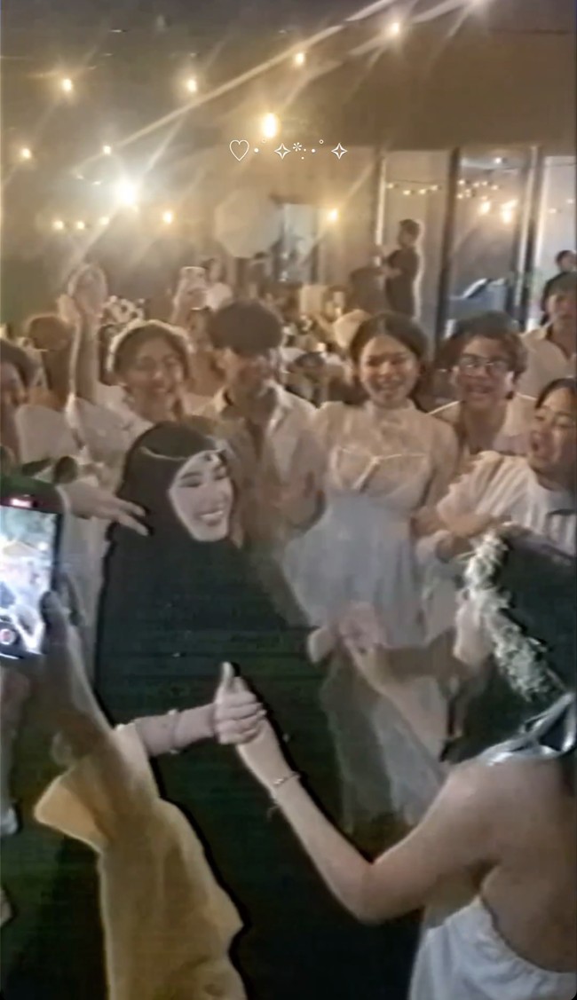 Dalam video dan foto after party pernikahan Tengku Syaira Anataya, ia tampak cantik memakai hiasan kepala sederhana di atas hijabnya. Ia tetap berbusana syar’i saat merayakan pesta setelah menikah. Foto: Instagram @osnapitzcha