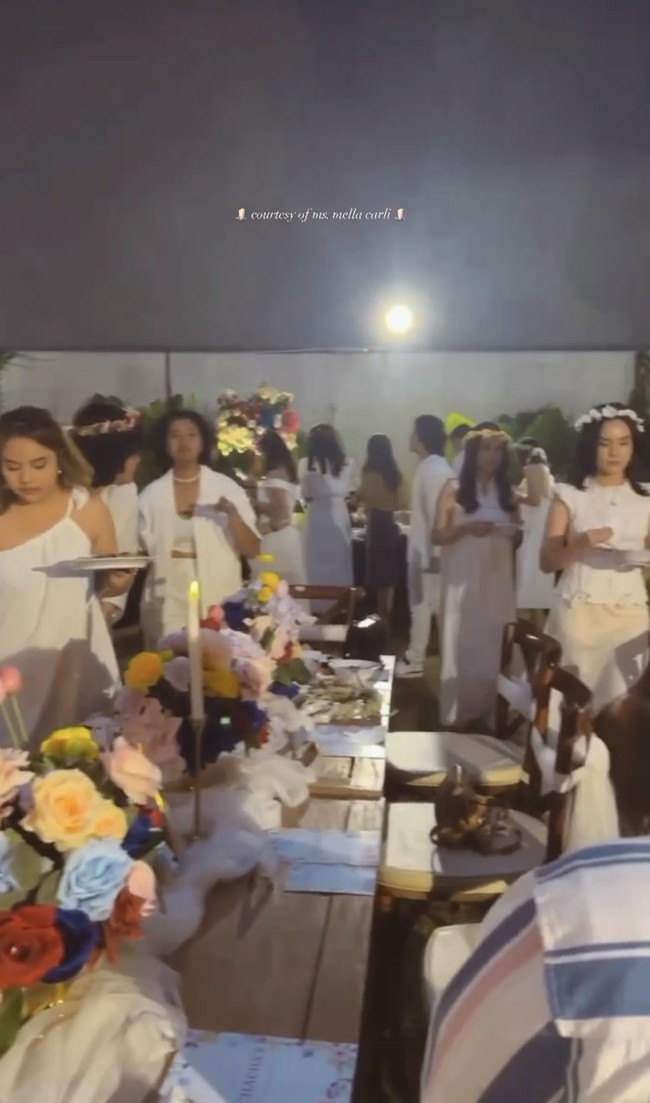 Tampak tamu undangan yang hadir semuannya mengenakan gaun dan baju putih. Beberapa kerabat wanita juga memakai hiasan kepala yang cantik. Foto: Instagram @osnapitzcha