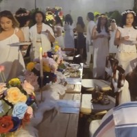 Tampak tamu undangan yang hadir semuannya mengenakan gaun dan baju putih. Beberapa kerabat wanita juga memakai hiasan kepala yang cantik. Foto: Instagram @osnapitzcha