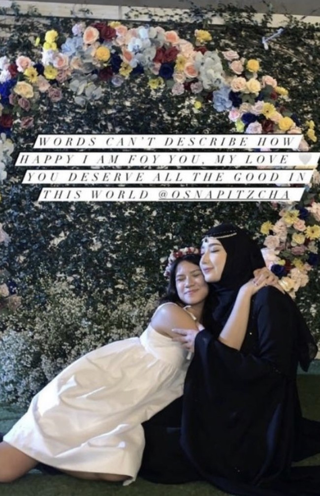 Satu per satu sahabatnya mengabadikan momen kebersamaan di after party pernikahan Tengku Syaira Anataya. Foto: Instagram @fionaaurelia_