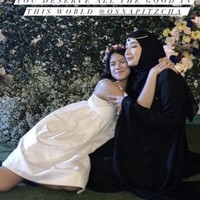 Satu per satu sahabatnya mengabadikan momen kebersamaan di after party pernikahan Tengku Syaira Anataya. Foto: Instagram @fionaaurelia_