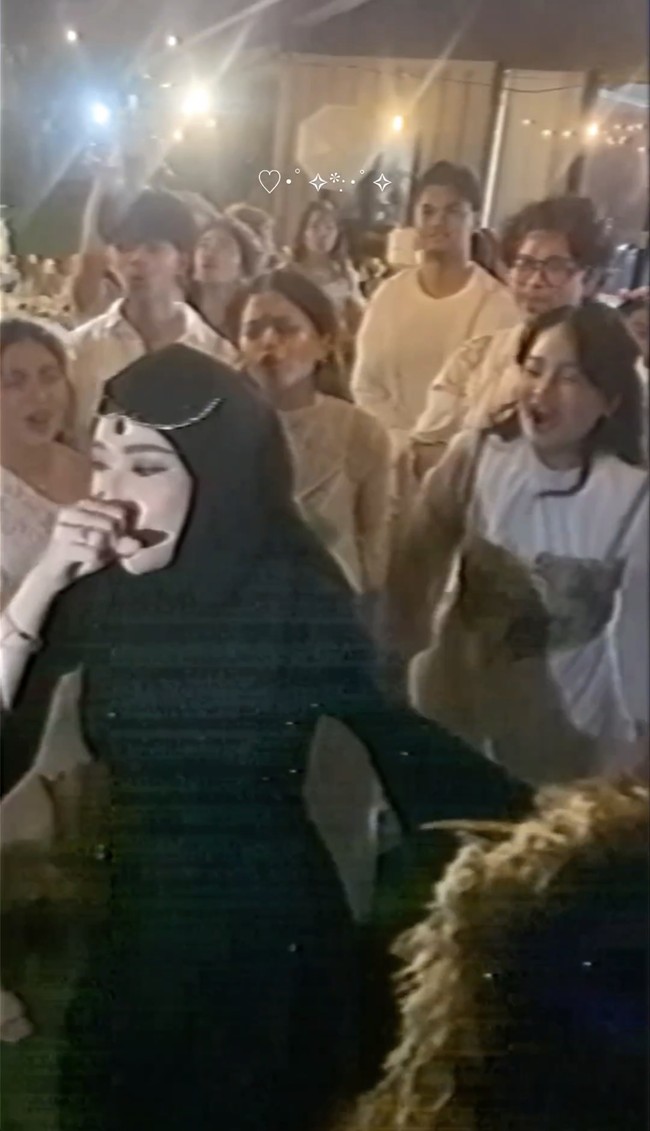 Tengku Syaira Anataya yang tampak cantik berbaju hitam namun tidak memperlihatkan ke publik sosok suaminya. Hanya terlihat beberapa sahabat yang didominasi para wanita. Foto: Instagram @osnapitzcha