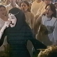 Tengku Syaira Anataya yang tampak cantik berbaju hitam namun tidak memperlihatkan ke publik sosok suaminya. Hanya terlihat beberapa sahabat yang didominasi para wanita. Foto: Instagram @osnapitzcha