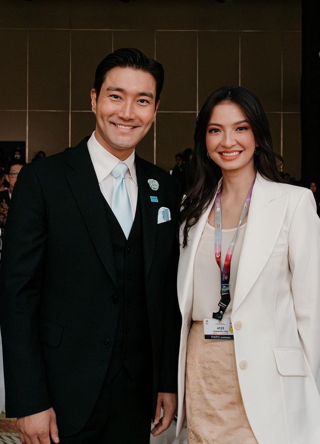 Wanita 38 tahun ini menyempatkan foto bersama artis K-Pop Siwon Choi yang juga jadi pembicara di KTT ASEAN 2023. Siwon diundang sebagai Duta Besar Regional untuk UNICEF Asia Timur dan Pasifik. Foto: Instagram/@ralineshah