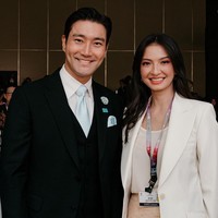 Wanita 38 tahun ini menyempatkan foto bersama artis K-Pop Siwon Choi yang juga jadi pembicara di KTT ASEAN 2023. Siwon diundang sebagai Duta Besar Regional untuk UNICEF Asia Timur dan Pasifik. Foto: Instagram/@ralineshah