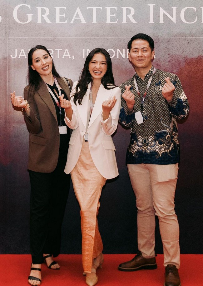 Dalam acara yang dihadiri 22 perwakilan dari berbagai negara itu, bintang film ‘5 Cm’ ini tampil elegan dengan memadukan blazer putih dan kain songket warna peach. Foto: Instagram/@ralineshah
