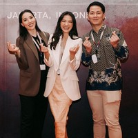 Dalam acara yang dihadiri 22 perwakilan dari berbagai negara itu, bintang film ‘5 Cm’ ini tampil elegan dengan memadukan blazer putih dan kain songket warna peach. Foto: Instagram/@ralineshah