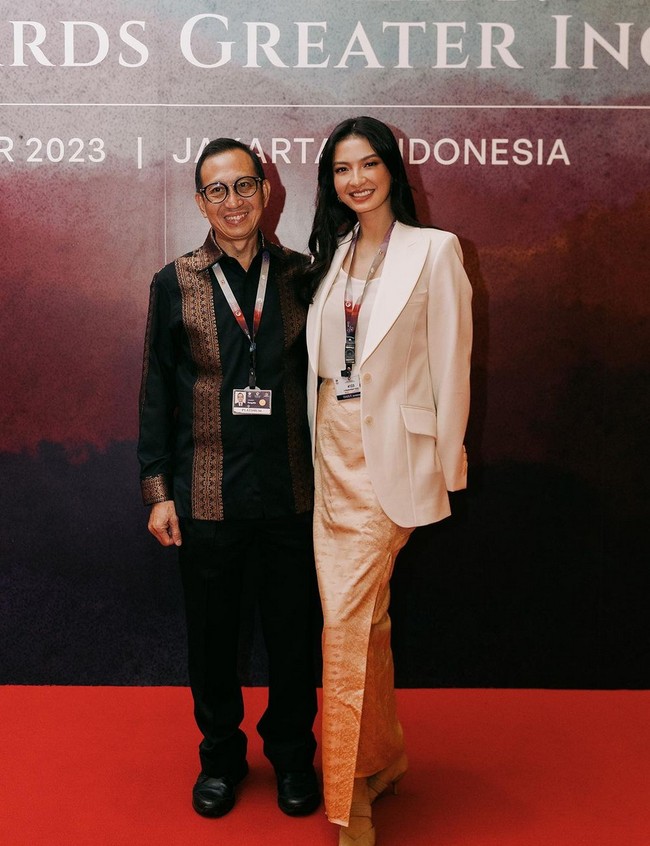 Raline Shah memakai makeup minimalis bernuansa peach yang membuat wajahnya tampak segar dan cerah, sementara rambutnya digerai, dengan tatanan bergelombang. Foto: Instagram/@ralineshah