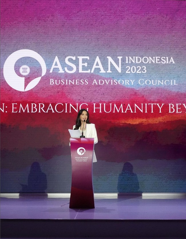 Raline Shah jadi salah satu pembicara di hari kedua ASEAN Business & Investment Summit 2023, yang merupakan rangkaian dari KTT ASEAN, pada Senin (4/9/2023). Foto: Instagram/@ralineshah
