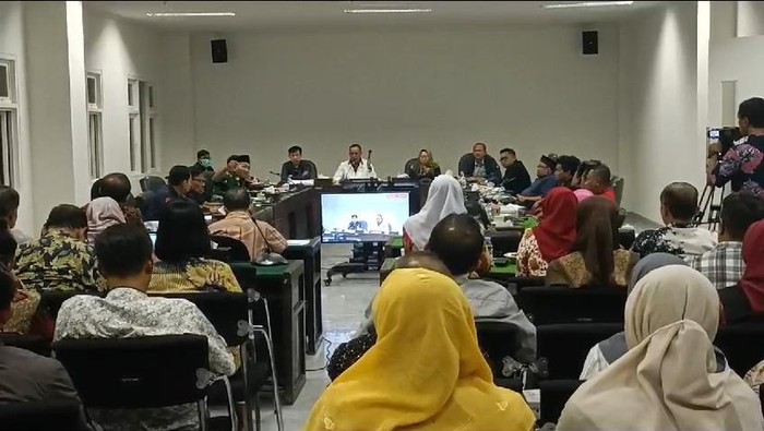 Rapat pembahasan KUA-PPAS Bojonegoro yang diwarnai adu mulut Bupati Anna Muawanah dengan Anggota Banggar.