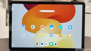 Layar Redmi Pad SE berukuran 11 inci dengan resolusi FullHD+ 1200 x 1920 piksel dan rasio aspek 16:10. Layar ini menggunakan panel IPS LCD dengan refresh rate 90 Hz dan kecerahan puncak 400 nits. Foto: Adi Fida Rahman/detikINET