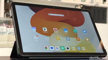 Redmi Pad SE ditemani case untuk pelindung dan docking. Namun case ini dijual terpisah seharga Rp 299.000. Foto: Adi Fida Rahman/detikINET