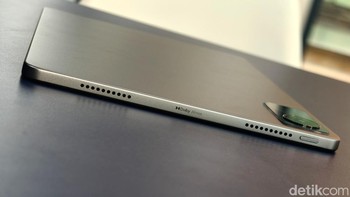 Redmi Pad SE dibekali empat speaker stereo yang mendukung Dolby Atmos untuk menghasilkan suara yang jernih dan menggelegar. Foto: Adi Fida Rahman/detikINET