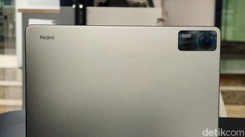 Redmi Pad SE memiliki desain yang elegan dengan bodi metal unibody dan ketebalan 7,36 mm. Tablet ini tersedia dalam tiga pilihan warna, yaitu graphite gray dan mint green. Foto: Adi Fida Rahman/detikINET
