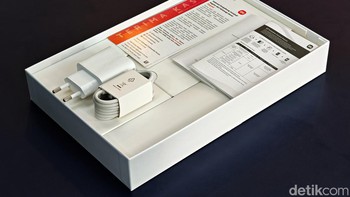 Aneka aksesori dan pelengkap dalam paket penjualan. Foto: Adi Fida Rahman/detikINET