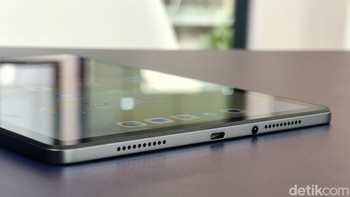 Tablet ini juga dilengkapi dengan jack audio 3,5 mm dan port USB Type C. Foto: Adi Fida Rahman/detikINET
