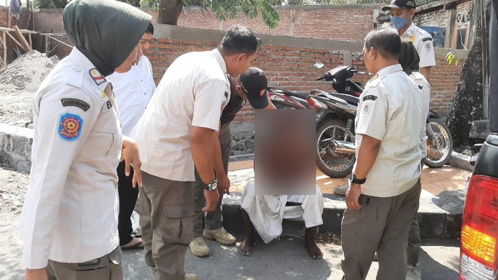 Satpol-PP Pemkab Klaten mengamankan pria ODGJ di Jalan Pemuda, Rabu (6/9/2023).