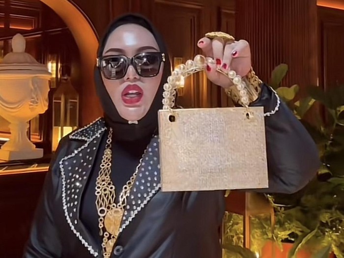 Shella Saukia menjelaskan harga outfit para pemilik bisnis skincare dan influencer viral.