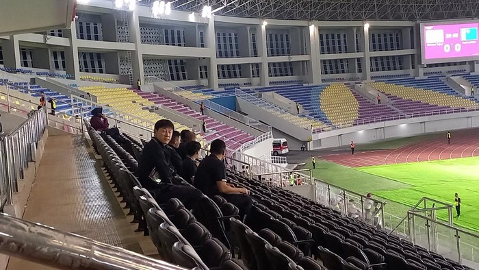 Pelatih Timnas U-23 Shin Tae-yong,saat melihat laga Timnas Taiwan U-23 melawan Timnas Turkmenistan U-23 di Stadion Manahan, Kota Sol, Rabu (6/9/2023)