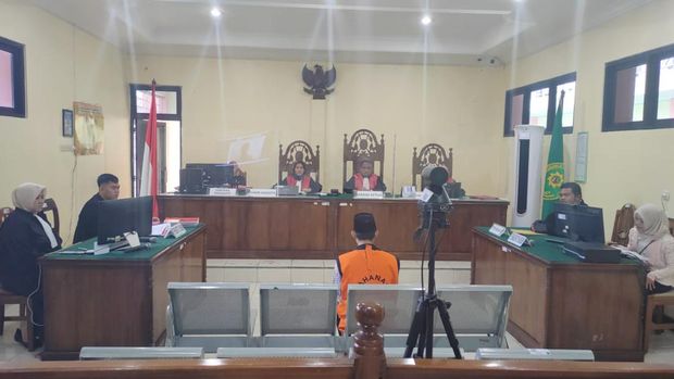 Sidang guru honorer SD yang cabuli 30 siswanya.