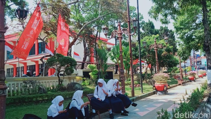 Siswi SMP mengakses WiFi gratis di Taman Pemkab Klaten sambil menunggu jemputan, Rabu (6/9/2023).
